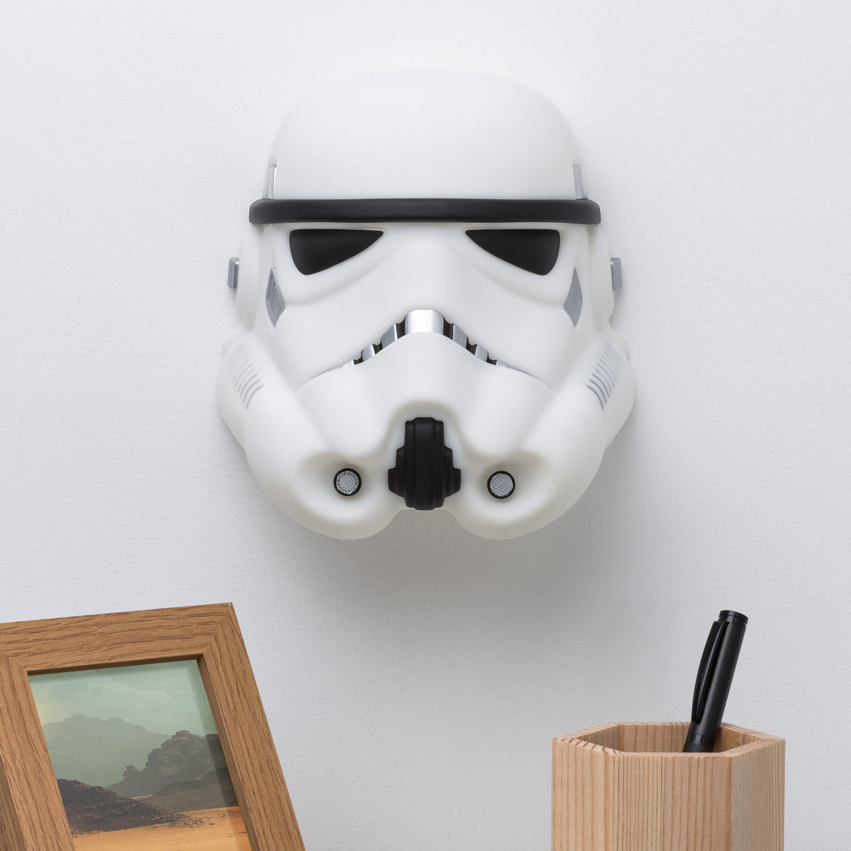 מנורה בצורת קסדת Stormtrooper
