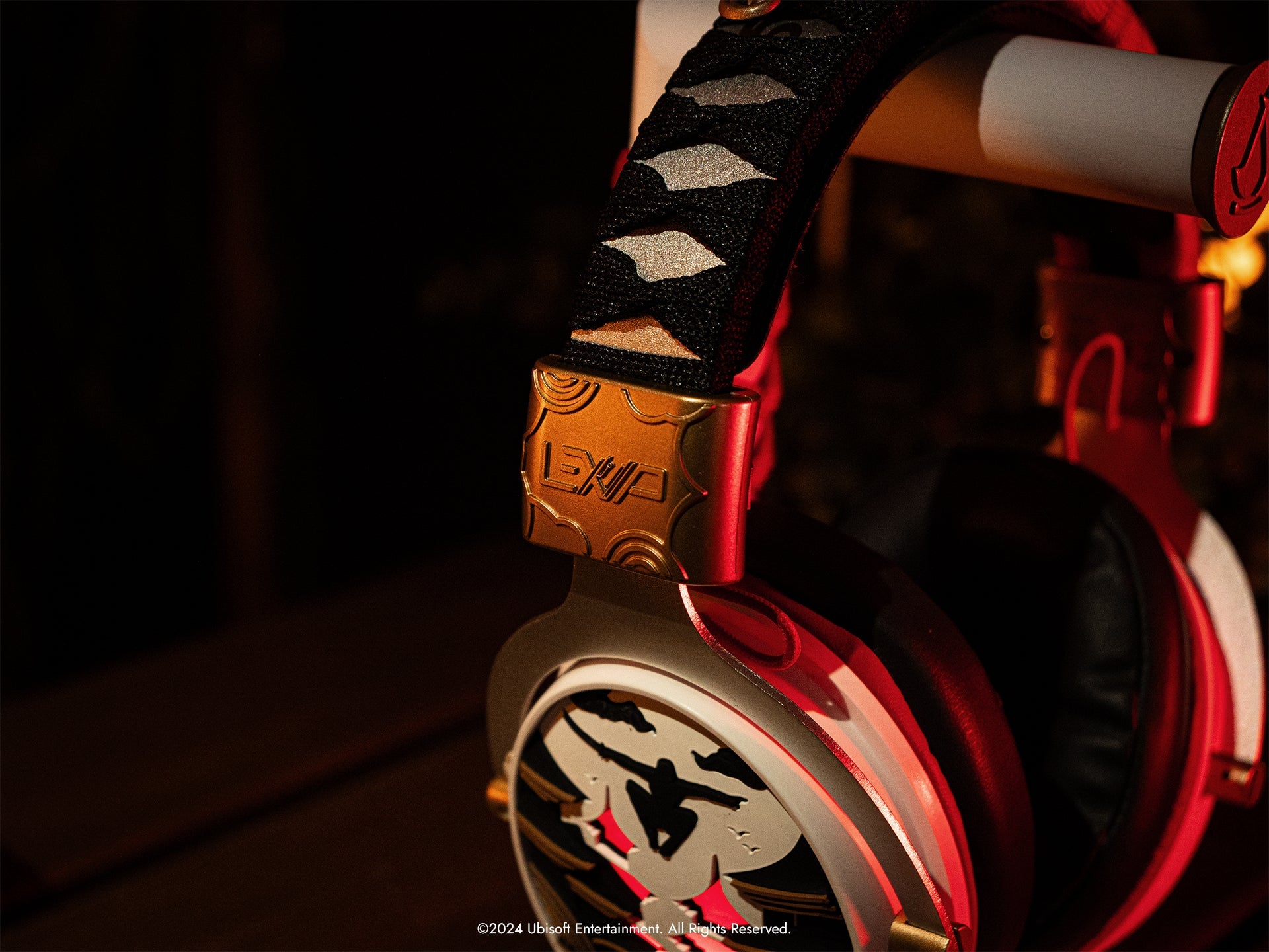 סטנד שולחני לאוזניות - Assassin's Creed Shadows - Lexip X Ubisoft